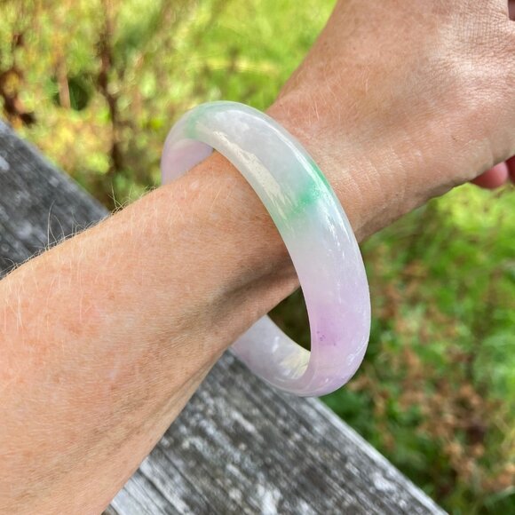 Small Pale Lavender Jade Domed Bangle Bracelet - Picture 2 of 12